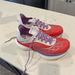 Saucony Unisex Endorphin Elite 2 
7.5 / Medium (D) / Coral/White
